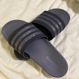 EUC!  Black adidas slides! 💕